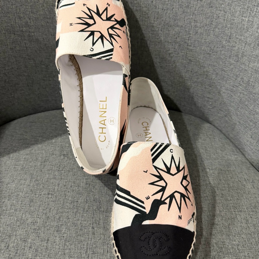 CHANEL Espadrilles - Black, Cream, and Pink Star Design - Picture 2 of 9